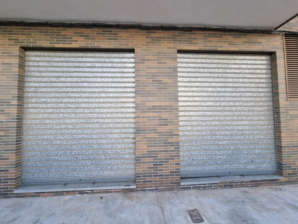 Bajo Comercial Amplio En Carcer